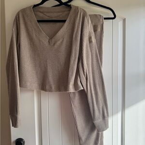 Alo Yoga Muse V-Neck Pullover & Sweatpant Set in Gravel Heather Medium M